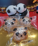 パンダの顔になる袋に入ったパンダシュークリーム パンダの顔になる袋に入ったパンダシュークリーム