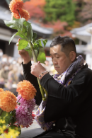 生花修飾の様子