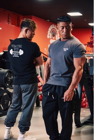 ブランド初「VEATM」×「POWER HOUSE GYM」のコラボ商品をリリース!!　モチベーションのきっかけを作るトレーニングウェアブランド「VEATM（ビートム）」