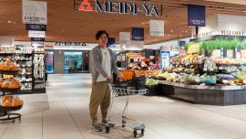 明治屋恵比寿ストアーでお買い物中の小倉シェフ 明治屋恵比寿ストアーでお買い物中の小倉シェフ