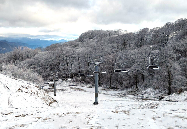 グランスノー奥伊吹「初冠雪」！！標高１０００m以上のスキー場のゲレンデが「雪化粧」！！スキー場は１２月１６日（土）オープン予定！！
