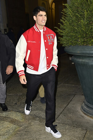 【ルイ・ヴィトン】カルロス・アルカラスが、Nitto ATPファイナルズ前のブルーカーペットに登場