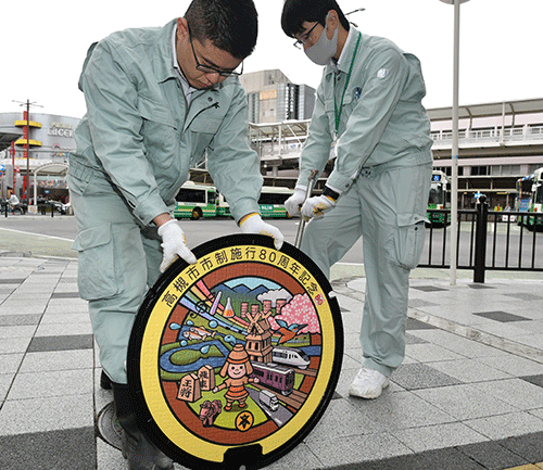 公募デザインのマンホールふたがJR高槻駅北駅前広場に登場