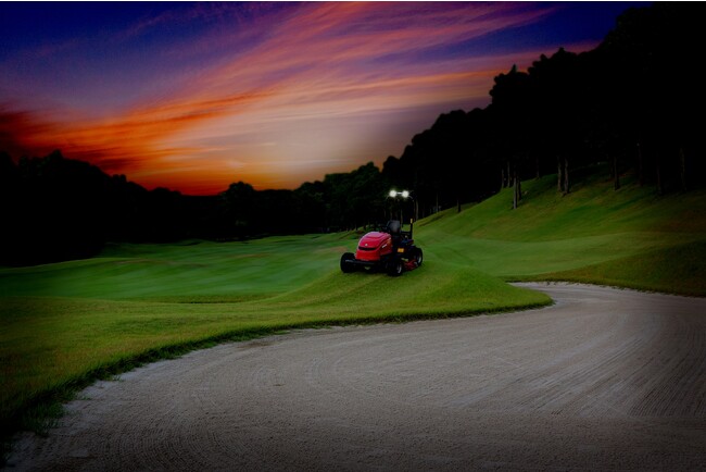 ゴルフ場のラフ向け無人芝刈り機を開発