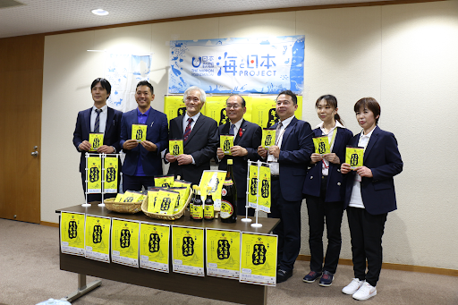 島根県浜田市で愛されるさしみ醤油がキャラメルに！市長へ発売記念のお披露目式を開催