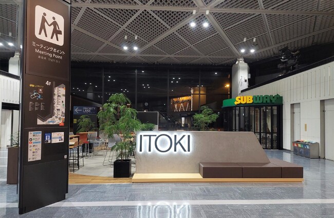まるでオフィス！イトーキ、成田空港のラウンジスペースをリニューアル