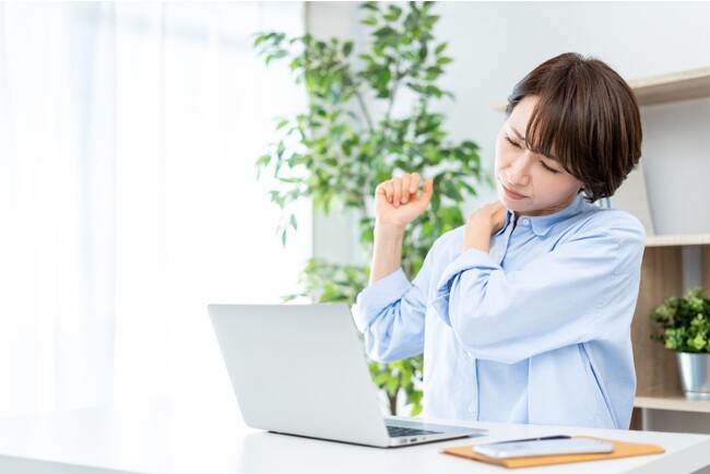 52％が「仕事中に肩こりを感じたことがある」一方、肩こりの認識があるものの放置している“肩こり放置者”が約半数 20代は50代の2倍以上が積極的に肩こり対策