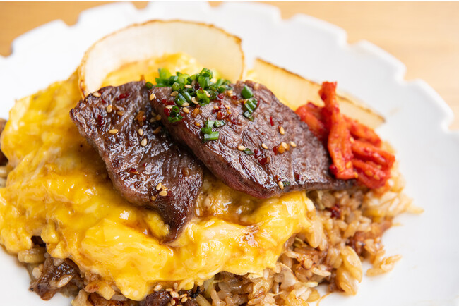 大阪・堀江発の人気お好み焼き店『お好み たまちゃん』とディーゼルが手掛けるグロリアスチェーンカフェとのコラボメニュー『黒毛和牛ハラミと淡路島玉ねぎの特製そばめし』が登場