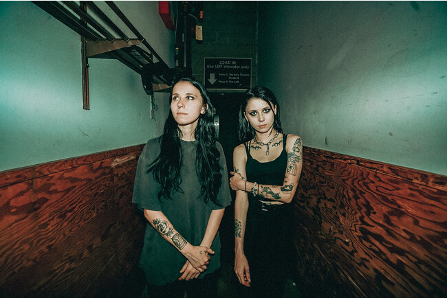 カナダ発のオルタナティブロックの双子姉妹デュオソフトカルトがニューシングル「Haunt You Still」をリリース