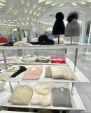 エレガントなVネックや小物も充実 エレガントなVネックや小物も充実