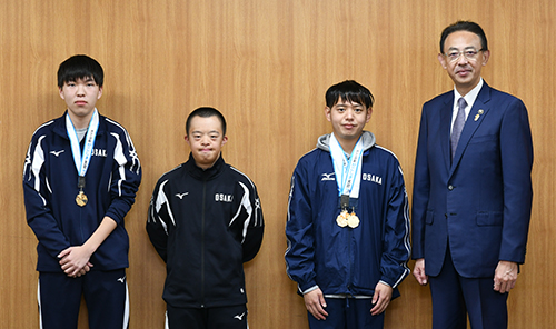 障害者スポーツの全国大会優勝選手らが高槻市長に結果を報告