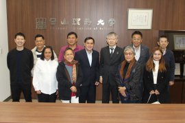 平野学長を表敬訪問したセサンテ市長（右から６人目）らセブ島の一行