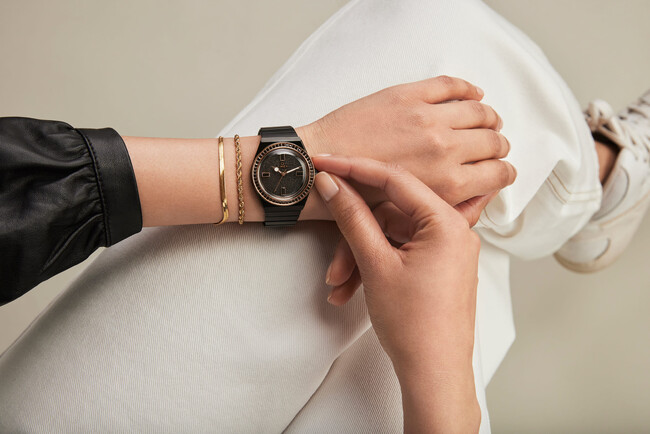 《販路限定・数量限定》米時計ブランド「TIMEX」はダイヤモンドダストをイメージした文字盤・クリスタルをベゼルやインデックスに施した煌びやかな新作『クリスタル』を11/15(水)に発売します。
