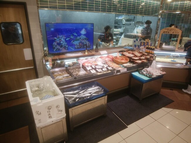 マックスバリュおゆみ野店、kiwamiのバーチャル店員案内窓口導入。鮮魚コーナーにはデジタル生け簀も