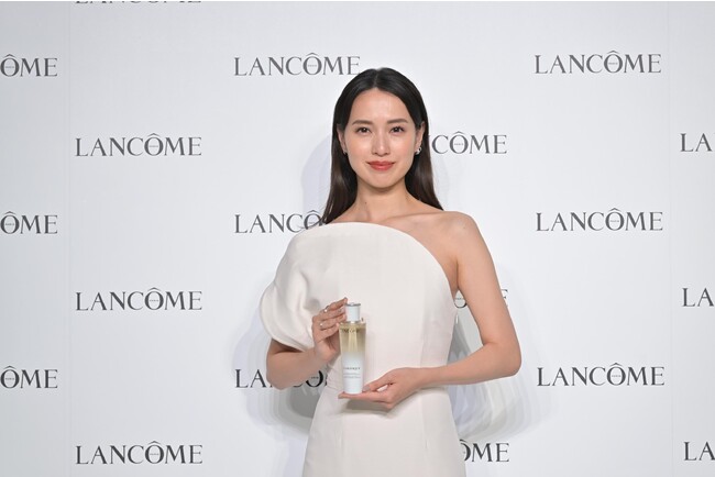 日本のランコム ミューズ 戸田恵梨香さんがラグジュアリーな姿で登壇！光り輝く“透明感”あふれる肌を保つ秘訣を語るキーワードは「進化」と「透明感」
