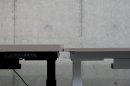 厚さ3.5cmの重厚感のあるデザイン(左:「ハイグレード天板」タイプ、右:「スタンダード天板」タイプ(従来品))