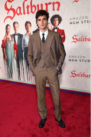 ジェイコブ・エロルディが映画『ソルトバーン』LAプレミアでバーバリーを着用