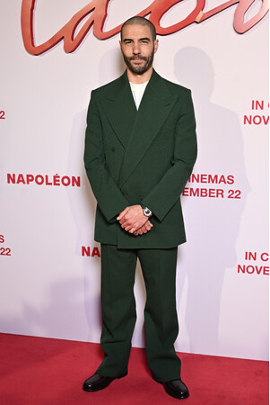 【ルイ・ヴィトン】タハール・ラヒム、2024春夏メンズ・コレクション ウェアと新作ウォッチ「タンブール」を着用して映画「ナポレオン」のワールドプレミアに出席