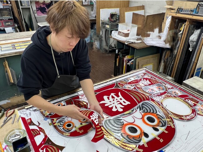 日本初！？ ステンドグラス顔出しパネル「トムソーヤダルマ」を勝尾寺に奉納 11月23日（木・祝）12:00 除幕式・奉納式を開催