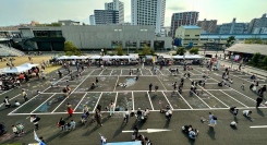 アートの秋＆スポーツの秋を、家族みんなで満喫！チョークで駐車場にお絵描きし放題、ラグビーやフットゴルフも体験できる野外イベントに総勢2500名以上が来場