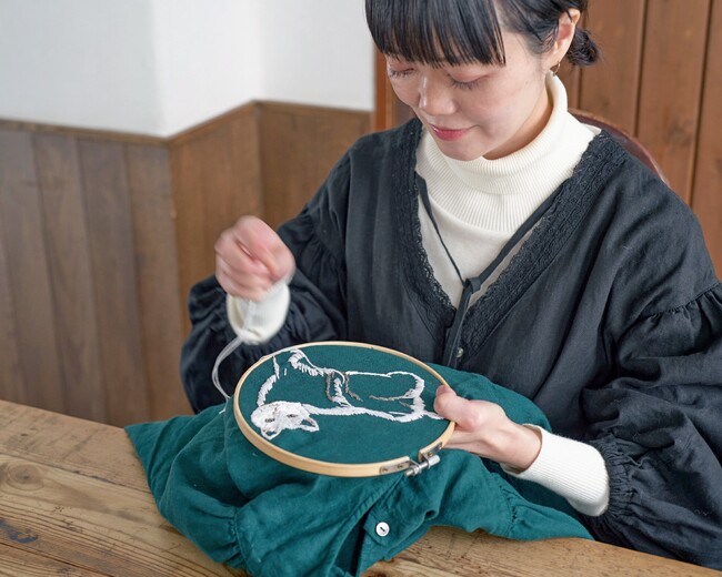 刺繍作家 小菅くみ × ファッションブランド「ネストローブ」のコラボアイテムがリリース！いつもの日常がちょっと楽しくなるようなチャーミングなスペシャルアイテムがラインナップ。