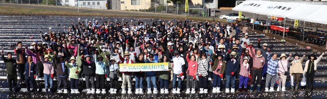 本多荘輔の情熱にんにく畑で「にんにく植え付け祭」を開催！＜伝統にんにく卵黄＞でおなじみの健康家族