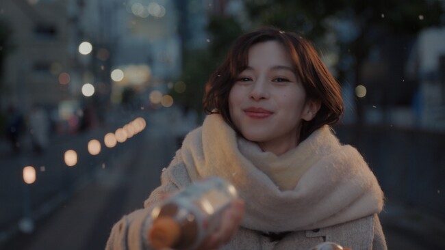 「午後の紅茶 白いミルクティー」 冬の新CM公開。中条あやみさんが優しい笑顔で、ホットミルクティーを包み込む。まるでタイムトラベルのような時代の移ろいにも注目。