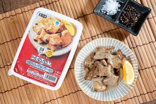 【ファミリーマート限定】冷凍おかず・おつまみで売上NO.1！のロングセラーホルモン焼き「こてっちゃん(R)」の新作「焼いてる！こてっちゃん(R)岩塩＆ペッパー味」11月21日（火）発売