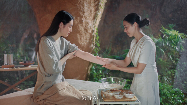 DROASブランドアンバサダー八木莉可子さんがクレイ歯磨き、クレイスクラブなど“簡単クレイセルフケア”を初体験！