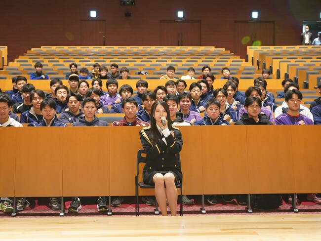 AKB48 水島 美結 特別防犯支援官が北海道 札幌大学を訪問　学生に向け「アルバイト感覚での犯罪加担防止」と「サポート詐欺の被害防止」の啓発活動を行う