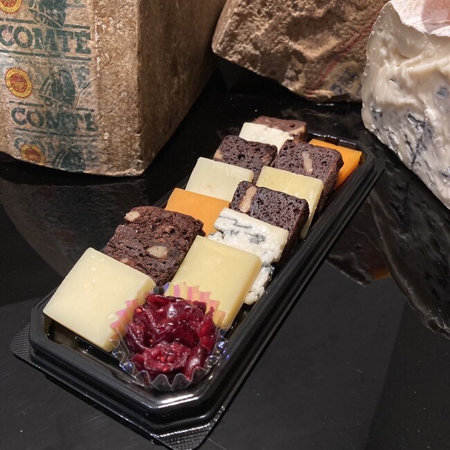 チーズ＆スイーツセット「チーズ＆チョコブラウニー」とbeillevaireのチーズを楽しめる「チーズオードブル」が麻布十番店・虎ノ門ヒルズビジネスタワー店で2023年11月16日（木）より販売開始！！