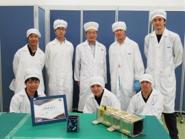 人工衛星「Clark sat-1」をJAXAへ引き渡した様子(クラーク記念国際高等学校 生徒・Space BD社員) 人工衛星「Clark sat-1」をJAXAへ引き渡した様子(クラーク記念国際高等学校 生徒・Space BD社員)
