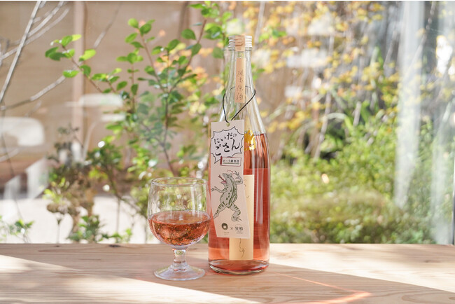 誤算で生まれた日本酒が薔薇色に。ワイナリーのオーク樽で熟成した、仁井田本家×発酵デパートメントのオリジナル日本酒「にいだのごさん オーク樽熟成」発売。