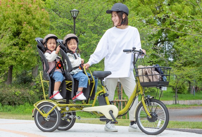 日本初「双子用の三輪電動アシスト自転車」新発売　安価な月額制レンタルも開始し、双子家庭のお出かけを応援