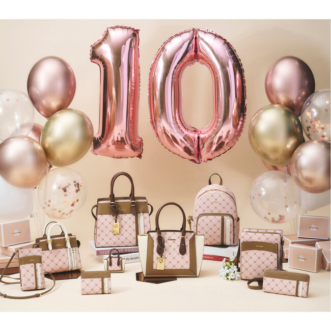 ＆chouette10周年を記念したスペシャルなアイテムを発売。人気シリーズの期間限定カラー、10色トートバッグなど新作がラインナップ。10にまわるキャンペーンも開催！