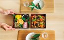 食べきり量のおせちをきれいに詰めるには、5寸の重箱(約15cm四方)がおすすめ 食べきり量のおせちをきれいに詰めるには、5寸の重箱(約15cm四方)がおすすめ