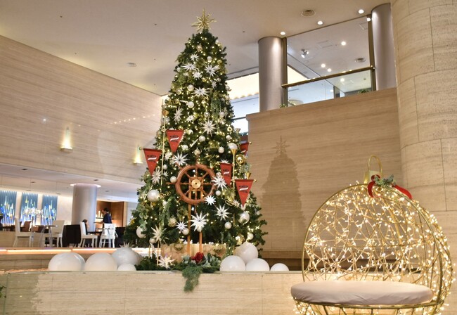 まるで豪華客船！ロビーの水面にクリスマスツリーが登場　“ポートピア クリスマスクルーズ”へようこそ！