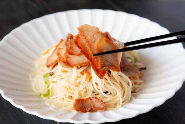 【いい肉の日】どーんとお肉を“のっけ” た　「チャーシューのっけ焼ビーフン」「味付け牛肉のっけチャプチェ」11/29からオンラインショップ限定販売開始