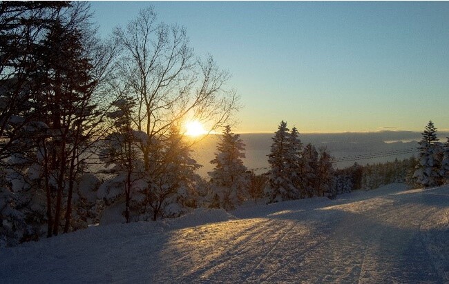 志賀高原プリンスホテル・志賀高原 焼額山スキー場 雪山＝スキーの概念をなくした「焼額山の特等席」をご案内する専属バトラー・カメラマン同伴「時を楽しむ、焼額山プラン」