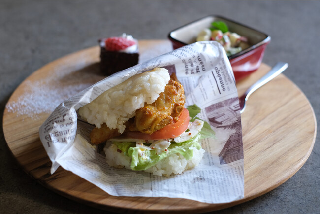 グルテンフリー対応、朝に食べたいタンドリーチキンのライスバーガープレート【ANCHOR Christmas plate】をアンカーホテル福山にて12月より販売開始