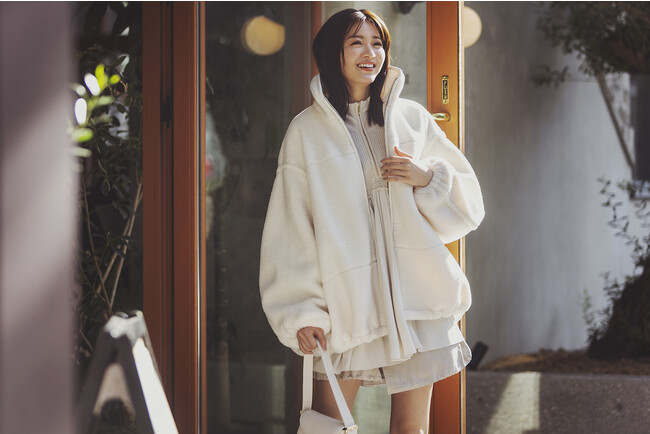 女優・岡崎紗絵が纏うCOCO DEALのホリデーコレクションを＜11月22日＞に公開