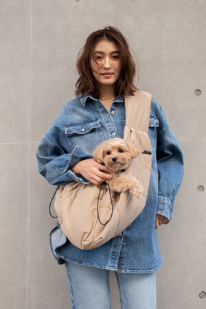 モデルの有末麻祐子さんが提案する犬用キャリーバッグ　“ドッグキャリーショルダー”がLOWELL Thingsより12月8日より発売