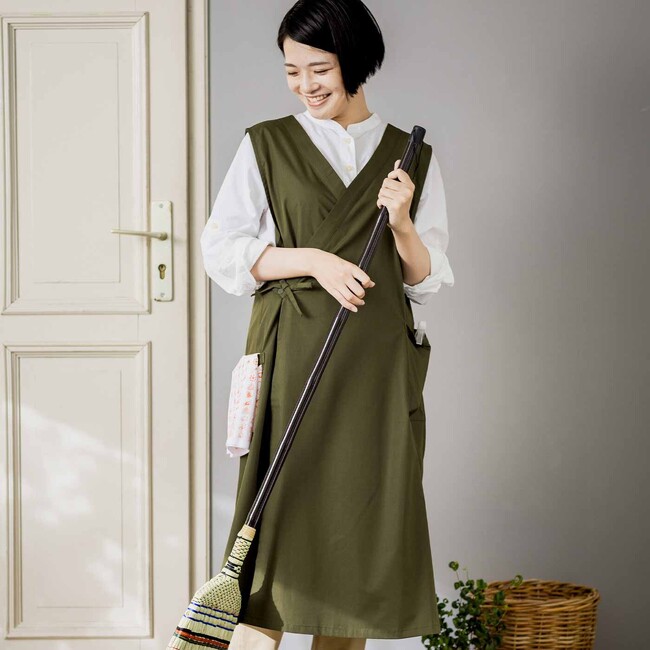 大掃除にも活躍しワンマイルウェアとしても着られる「羽織って心のスイッチオン ととのう作務衣風エプロン」がフェリシモ「おてらぶ(TM)」から新登場