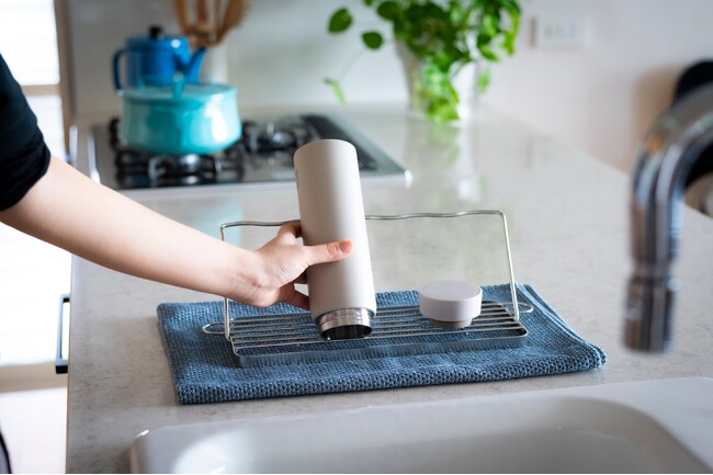 乾かすのに困る水筒、でも水筒スタンドは置きたくない！折りたためる水筒スタンドが新登場！