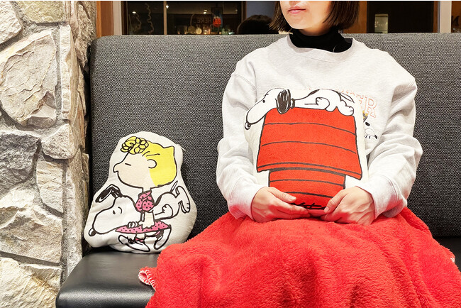 大好評！PEANUTS Cafeオリジナルのクッションブランケットに、第3弾のデザインが仲間入り。