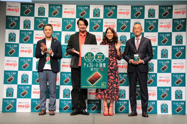 ＜「いい夫婦の日」イベント＞明治が 「チョコレート効果WプラスCACAO72％」の魅力を説明小田井涼平（元純烈）&LiLiCo夫妻がゲスト登壇