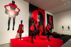 (写真は2022年4月:大分県立美術館 コシノジュンコ「原点から現点」) (写真は2022年4月:大分県立美術館 コシノジュンコ「原点から現点」)