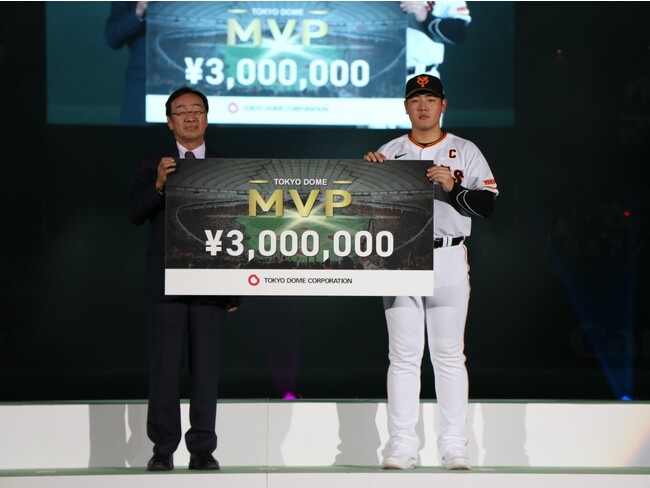 今シーズンの東京ドームでの公式戦で活躍した読売巨人軍の選手を表彰！2023年度 『東京ドームMVP賞』読売巨人軍 岡本 和真選手が2回目の受賞！