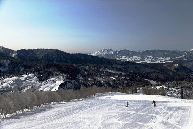 【万座プリンスホテル・万座温泉スキー場】標高1,900ｍ超、目の前に広がる真っ白な稜線と爽快な青空【滑・食・湯】万座の３絶景をふたりじめプラン