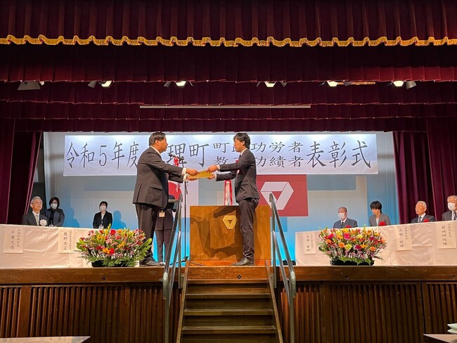 宮城県・亘理町の町政功労者・教育功績者表彰式にてポータブル蓄電池寄贈についての感謝状を拝受